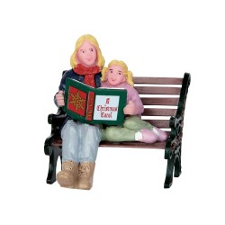 Maman et sa fille avec livre de Noël Lemax