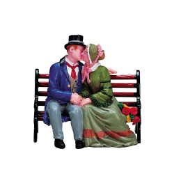 Couple qui s'embrasse sur un banc Lemax Caddington