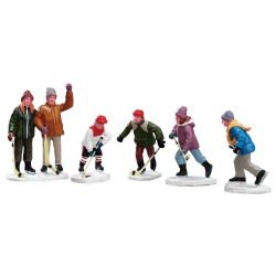 Famille jouant au hockey Lemax Vail Village