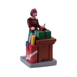 Dame qui emballe ses cadeaux Lemax