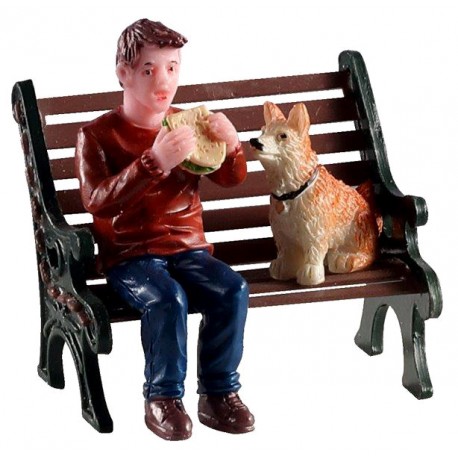 Homme et son chien sur un banc Lemax