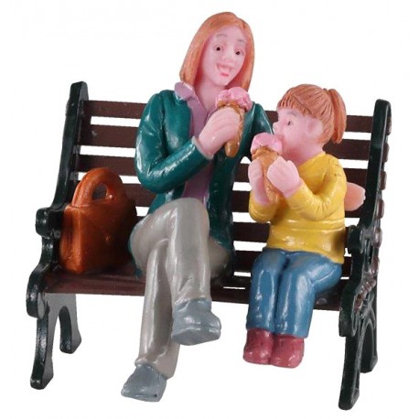 Mère et fille Glace au parc Lemax