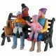 Famille sur un banc au parc Lemax
