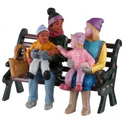 Famille sur un banc au parc Lemax