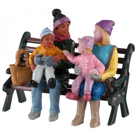 Famille sur un banc au parc Lemax