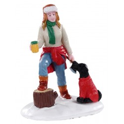 Femme qui coupe du bois et son chien Lemax Vail Village
