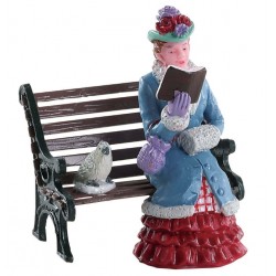 Dame lisant sur un banc Lemax Caddington