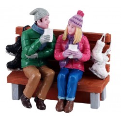 Couple buvant un chocolat chaud Lemax Caddington