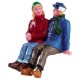 Couple assis discutant Lemax