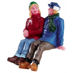 Couple assis discutant Lemax